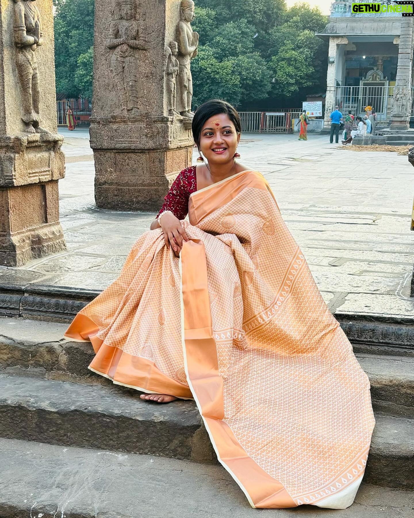 Gomathi Priya Instagram - #kanchipuram #devotional #positivevibes #temple #dayout #semisilksaree #traditional #trendyblouse #sunrise #kanchikamakshi #varadharaja_perumal #bekind #behappy #blessed #spreadlove Saree @kanchipuram_lakshaya_silks Blouse @rathidesign Earrings @kks_collections1