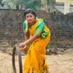 Gomathi Priya Instagram - Keep your face always toward the sunshine, and shadows will fall behind you. #meena #siragadikkaaasai #vijayelevision #vikatan #gomathipriya #priyabalakumaran #priyabalakumaran_gp #gp #nothingbutpriya #saree #sport #villagelife #villagegames #traditional #game #behappy #bekind #blessed Saree @jpjs_fashion
