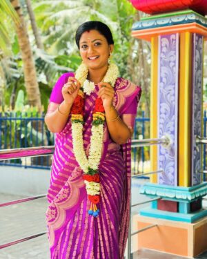 Gomathi Priya Instagram - #meena #siragadikkaaasai #vijaytelevison #vikatan #300episodes #celebration #behappy #bekind #blessed #gratitude #thanksalot #gomathipriya #priyabalakumaran #priyabalakumaran_gp #gp #nothingbutpriya #mumee #support #love #care #happy300
