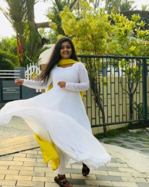 Gomathi Priya Instagram - When a girl is cute, intelligent,and Caring....
Then it’s clear her height is small  Am I right ?? 😉 #gomathipriya #priyabalakumaran #priyabalakumaran_gp #gp #nothingbutpriya #oviya #bhanu #valli #meena #radhika #revathy #madurai #chennai #hyderabad #thiruvananthapuram #actress #lifestyle #television #behappy #bekind #blessed