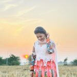Gomathi Priya Instagram - Outfit @mantrastudiobyshalini #sunset #kasala #village #andrapradesh #hyderabad #telugumediumischool #zeetelugu #nature #lover #vathavarnam #green #gomathipriya #priyabalakumaran #priyabalakumaran_gp #gp #nothingbutpriya #blessed #bekind #behappy #shotoniphone