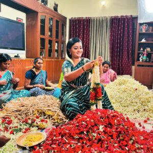 Gomathi Priya Instagram - #pookari #meena #siragadikaaasai #vijaytelevison #vijaytv #vikatan #poo #malai #flowers #womeninbusiness #passion #actress #television #actress #shooting #blessed #behappy #bekind #bepositive #chennai #tamil #industry #saree #traditional #dreams  Pic credits @as_comrade05
