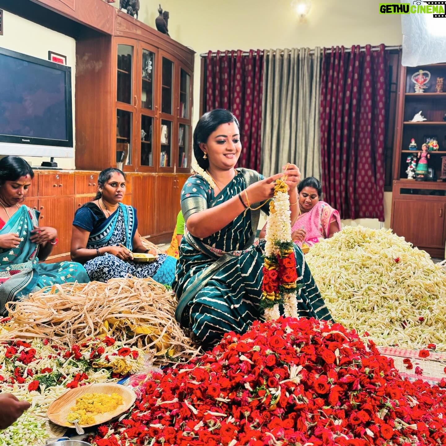 Gomathi Priya - 3 Likes - #pookari #meena #siragadikaaasai #vijaytelevison #vijaytv #vikatan #poo #malai #flowers #womeninbusiness #passion #actress #television #actress #shooting #blessed #behappy #bekind #bepositive #chennai #tamil #industry #saree #traditional #dreams Pic credits @as_comrade05