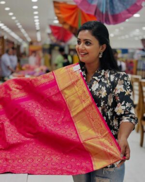 Gomathi Priya Instagram - A smile is a curve that sets everything straight #gomathipriya #priyabalakumaran #priyabalakumaran_gp #gp #nothingbutpriya #oviya #bhanu #valli #meena #radhika #revathy #saree #traditional #smile #happyface #shopping #behappy #bekind #blessed  #candid #iphone15 Picture @_pradeep_5432