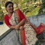 Gomathi Priya Instagram - Meena ❤️💐 #meena #siragadikkaaasai #vijaytelevision #vikatan #saree #traditional #gomathipriya #priyabalakumaran #priyabalakumaran_gp #gp #nothingbutpriya #behappy #bekind #blessed saree @ksk_sarees Blouse Desgin @befabulla_boutique