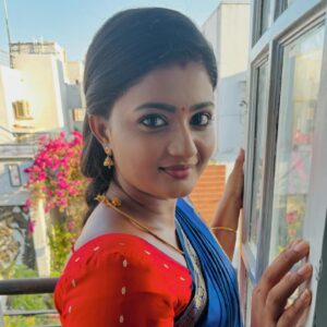 Gomathi Priya Instagram - கண்ணிரண்டில் நூறு
வெண்ணிலாக்கள் தோன்றும்
ஆனாலும் அனல் பாயும்
நாடி எங்கும் ஏதோ
நாத வெள்ளம் ஓடும்  ஆனாலும் என்ன தாகம்
#gomathipriya #priyabalakumaran #priyabalakumaran_gp #gp #nothingbutpriya #oviya #bhanu #valli #meena #radhika #revathy #tamil #telugu #malayalam #television #add #shoot #harpic #blue #saree #traditional #behappy #bekind #blessed pictures @divya_megha135