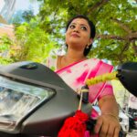 Gomathi Priya Instagram - Meena 😍 #meena #siragadikkaaasai #vijaytelevision #vikatan #gomathipriya #priyabalakumaran #priybalakumaran_gp #gp #nothingbutpriya #bike #saree #flowergirl #pookari #traditional #behappy #bekind #blessed Saree @house_of_haadiya Blouse @sdfashion3747 pictures @as_comrade05