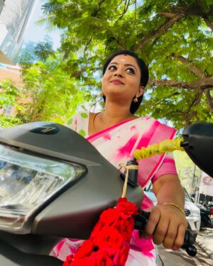 Gomathi Priya Instagram - Meena 😍 #meena #siragadikkaaasai #vijaytelevision #vikatan #gomathipriya #priyabalakumaran #priybalakumaran_gp #gp #nothingbutpriya #bike #saree #flowergirl #pookari #traditional #behappy #bekind #blessed  Saree @house_of_haadiya  Blouse @sdfashion3747 pictures @as_comrade05