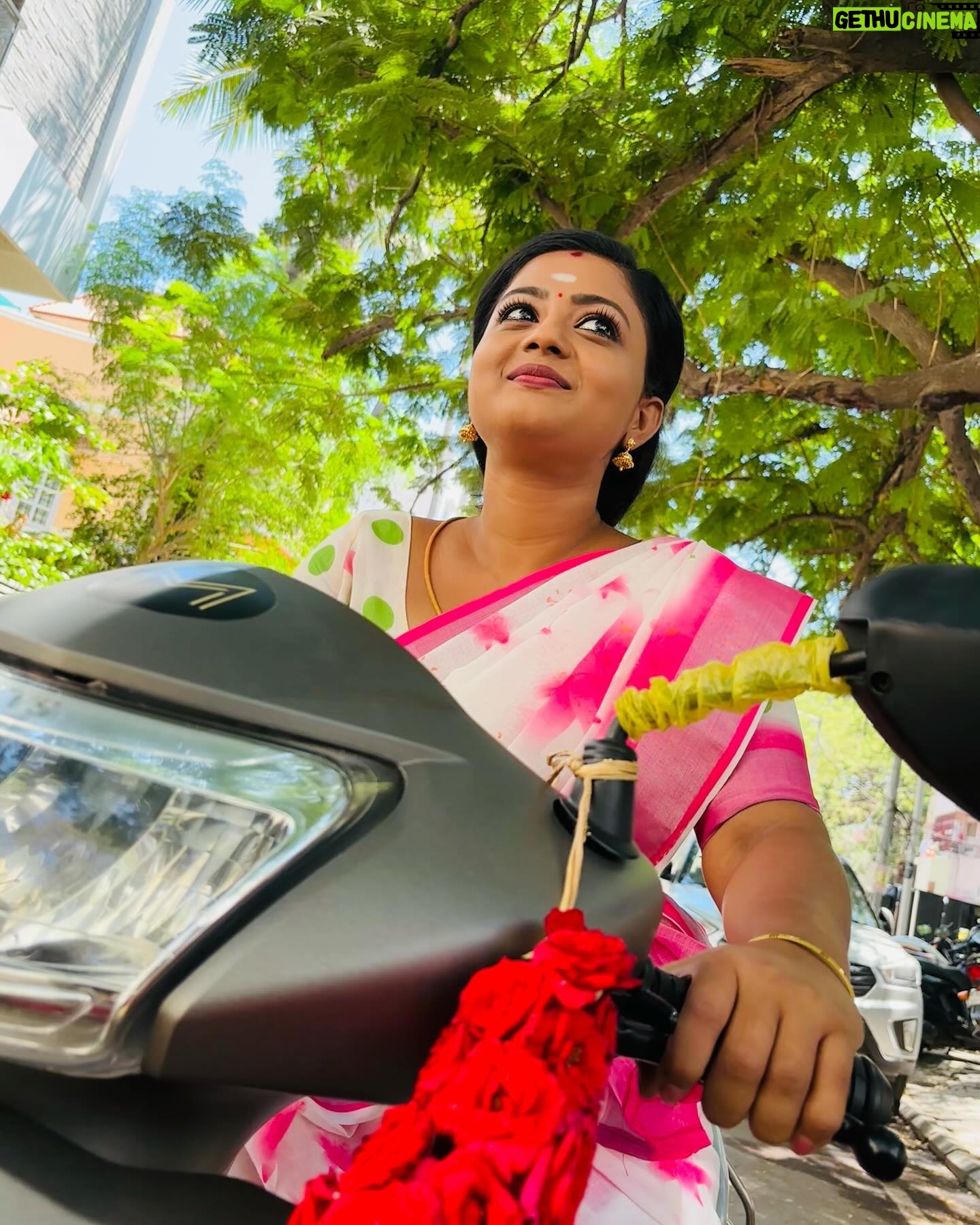 Gomathi Priya - 3 Likes - Meena 😍 #meena #siragadikkaaasai #vijaytelevision #vikatan #gomathipriya #priyabalakumaran #priybalakumaran_gp #gp #nothingbutpriya #bike #saree #flowergirl #pookari #traditional #behappy #bekind #blessed Saree @house_of_haadiya Blouse @sdfashion3747 pictures @as_comrade05