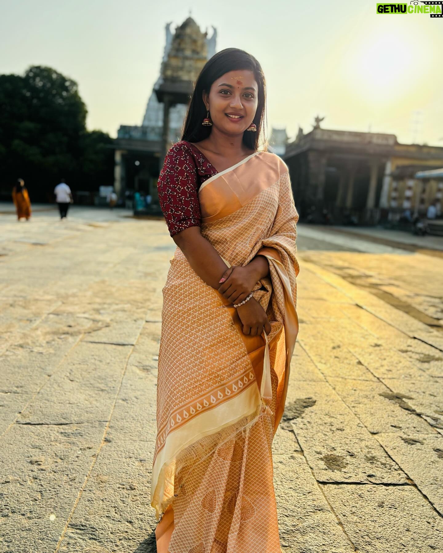 Gomathi Priya Instagram - #kanchipuram #devotional #positivevibes #temple #dayout #semisilksaree #traditional #trendyblouse #sunrise #kanchikamakshi #varadharaja_perumal #bekind #behappy #blessed #spreadlove Saree @kanchipuram_lakshaya_silks Blouse @rathidesign Earrings @kks_collections1