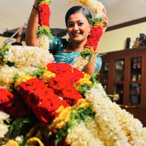 Gomathi Priya Instagram - #pookari #meena #siragadikaaasai #vijaytelevison #vijaytv #vikatan #poo #malai #flowers #womeninbusiness #passion #actress #television #actress #shooting #blessed #behappy #bekind #bepositive #chennai #tamil #industry #saree #traditional #dreams  Pic credits @as_comrade05