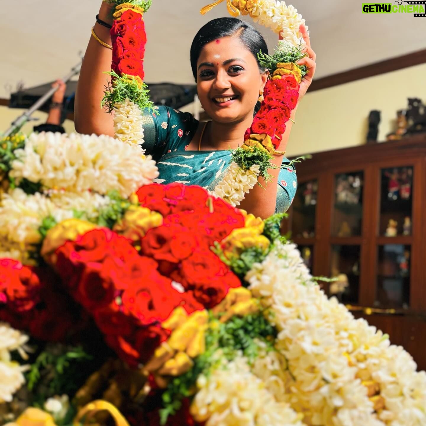 Gomathi Priya - 3 Likes - #pookari #meena #siragadikaaasai #vijaytelevison #vijaytv #vikatan #poo #malai #flowers #womeninbusiness #passion #actress #television #actress #shooting #blessed #behappy #bekind #bepositive #chennai #tamil #industry #saree #traditional #dreams Pic credits @as_comrade05
