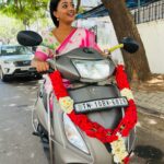 Gomathi Priya Instagram - Meena 😍 #meena #siragadikkaaasai #vijaytelevision #vikatan #gomathipriya #priyabalakumaran #priybalakumaran_gp #gp #nothingbutpriya #bike #saree #flowergirl #pookari #traditional #behappy #bekind #blessed Saree @house_of_haadiya Blouse @sdfashion3747 pictures @as_comrade05