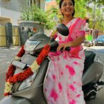 Gomathi Priya Instagram - Meena 😍 #meena #siragadikkaaasai #vijaytelevision #vikatan #gomathipriya #priyabalakumaran #priybalakumaran_gp #gp #nothingbutpriya #bike #saree #flowergirl #pookari #traditional #behappy #bekind #blessed Saree @house_of_haadiya Blouse @sdfashion3747 pictures @as_comrade05
