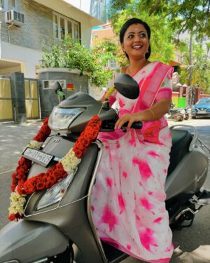 Gomathi Priya Instagram - Meena 😍 #meena #siragadikkaaasai #vijaytelevision #vikatan #gomathipriya #priyabalakumaran #priybalakumaran_gp #gp #nothingbutpriya #bike #saree #flowergirl #pookari #traditional #behappy #bekind #blessed  Saree @house_of_haadiya  Blouse @sdfashion3747 pictures @as_comrade05