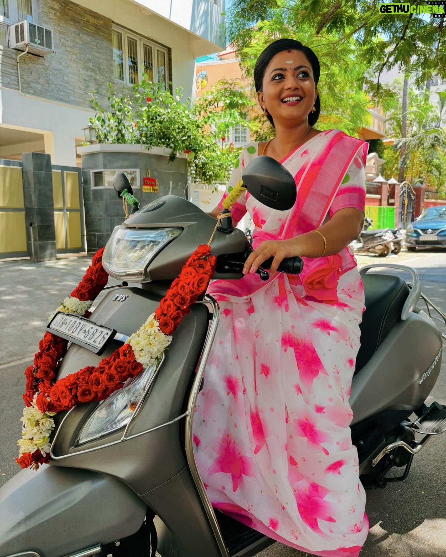 Gomathi Priya - 3 Likes - Meena 😍 #meena #siragadikkaaasai #vijaytelevision #vikatan #gomathipriya #priyabalakumaran #priybalakumaran_gp #gp #nothingbutpriya #bike #saree #flowergirl #pookari #traditional #behappy #bekind #blessed Saree @house_of_haadiya Blouse @sdfashion3747 pictures @as_comrade05