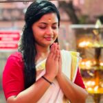 Gomathi Priya Instagram - Early morning #attukalbagavathi amman temple Dharsanam #attukal #kerala #thiruvananthapuram #devotionaltime🙏 #blessed #newbeginnings #newyear #2024 #ﬁrstpost #mundu #saree #keralakutty #malayali #traditional #sareelove #gomathipriya #priyabalakumaran #priyabalakumaran_gp #nothingbutpriya