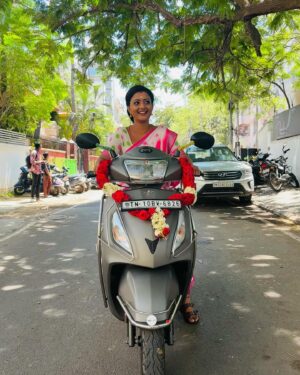 Gomathi Priya Instagram - Meena 😍 #meena #siragadikkaaasai #vijaytelevision #vikatan #gomathipriya #priyabalakumaran #priybalakumaran_gp #gp #nothingbutpriya #bike #saree #flowergirl #pookari #traditional #behappy #bekind #blessed  Saree @house_of_haadiya  Blouse @sdfashion3747 pictures @as_comrade05