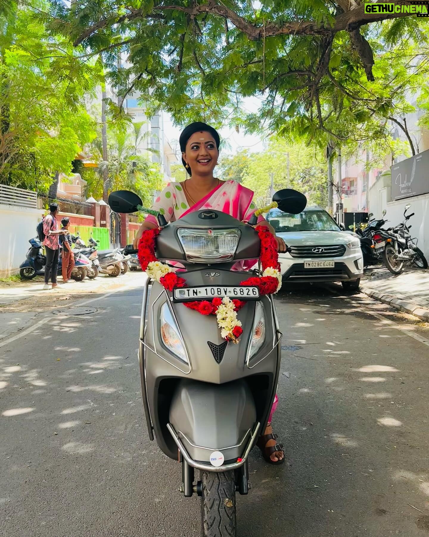 Gomathi Priya - 3 Likes - Meena 😍 #meena #siragadikkaaasai #vijaytelevision #vikatan #gomathipriya #priyabalakumaran #priybalakumaran_gp #gp #nothingbutpriya #bike #saree #flowergirl #pookari #traditional #behappy #bekind #blessed Saree @house_of_haadiya Blouse @sdfashion3747 pictures @as_comrade05