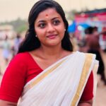 Gomathi Priya Instagram - Early morning #attukalbagavathi amman temple Dharsanam #attukal #kerala #thiruvananthapuram #devotionaltime🙏 #blessed #newbeginnings #newyear #2024 #ﬁrstpost #mundu #saree #keralakutty #malayali #traditional #sareelove #gomathipriya #priyabalakumaran #priyabalakumaran_gp #nothingbutpriya