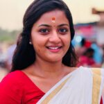Gomathi Priya Instagram - Early morning #attukalbagavathi amman temple Dharsanam #attukal #kerala #thiruvananthapuram #devotionaltime🙏 #blessed #newbeginnings #newyear #2024 #ﬁrstpost #mundu #saree #keralakutty #malayali #traditional #sareelove #gomathipriya #priyabalakumaran #priyabalakumaran_gp #nothingbutpriya