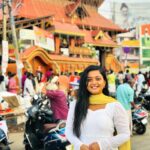 Gomathi Priya Instagram - எல்லாம் இனிதாகும் இந்த வருடத்தில் இனிய தமிழ் புத்தாண்டு நல்வாழ்த்துகள் 🙏💐 Outfit @chitras_fashion_studio #happytamilnewyear #newyear #happyvishu #templevibes #ganapathy #vinayagar #gomathipriya #priyabalakumaran #priyabalakumaran_gp #gp #nothingbutpriya #behappy #bekind #blessed #2024