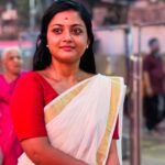 Gomathi Priya Instagram - Early morning #attukalbagavathi amman temple Dharsanam #attukal #kerala #thiruvananthapuram #devotionaltime🙏 #blessed #newbeginnings #newyear #2024 #ﬁrstpost #mundu #saree #keralakutty #malayali #traditional #sareelove #gomathipriya #priyabalakumaran #priyabalakumaran_gp #nothingbutpriya