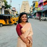 Gomathi Priya Instagram - #kanchipuram #devotional #positivevibes #temple #dayout #semisilksaree #traditional #trendyblouse #sunrise #kanchikamakshi #varadharaja_perumal #bekind #behappy #blessed #spreadlove Saree @kanchipuram_lakshaya_silks Blouse @rathidesign Earrings @kks_collections1