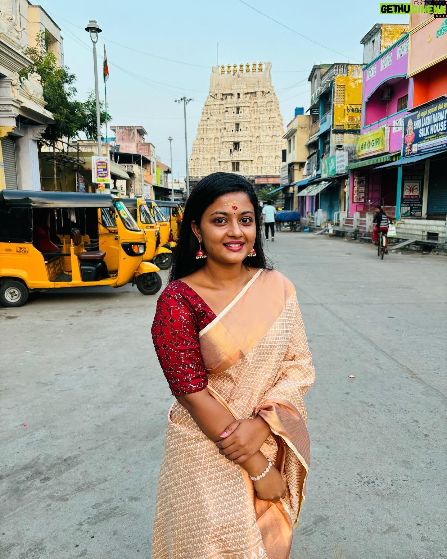 Gomathi Priya Instagram - #kanchipuram #devotional #positivevibes #temple #dayout #semisilksaree #traditional #trendyblouse #sunrise #kanchikamakshi #varadharaja_perumal #bekind #behappy #blessed #spreadlove Saree @kanchipuram_lakshaya_silks Blouse @rathidesign Earrings @kks_collections1