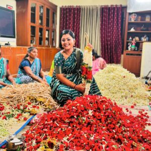 Gomathi Priya Instagram - #pookari #meena #siragadikaaasai #vijaytelevison #vijaytv #vikatan #poo #malai #flowers #womeninbusiness #passion #actress #television #actress #shooting #blessed #behappy #bekind #bepositive #chennai #tamil #industry #saree #traditional #dreams  Pic credits @as_comrade05