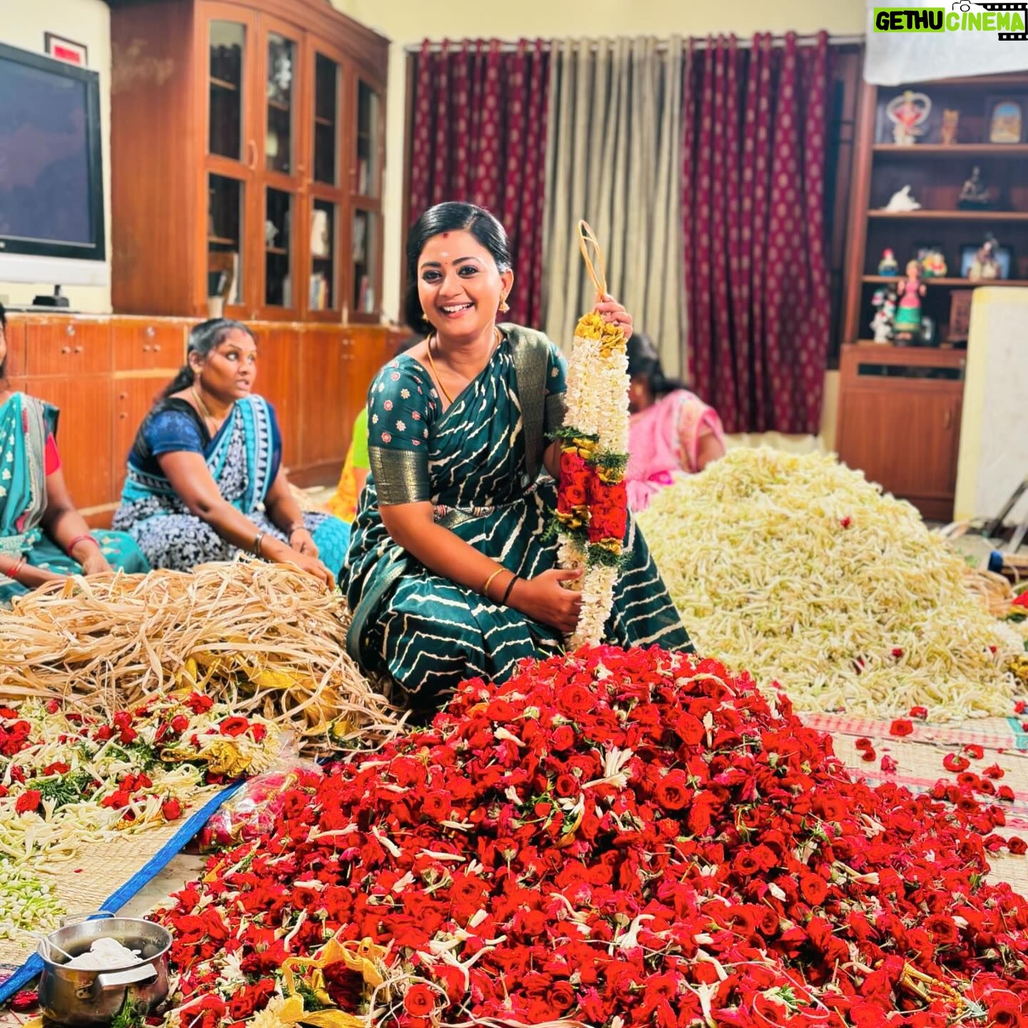 Gomathi Priya - 3 Likes - #pookari #meena #siragadikaaasai #vijaytelevison #vijaytv #vikatan #poo #malai #flowers #womeninbusiness #passion #actress #television #actress #shooting #blessed #behappy #bekind #bepositive #chennai #tamil #industry #saree #traditional #dreams Pic credits @as_comrade05