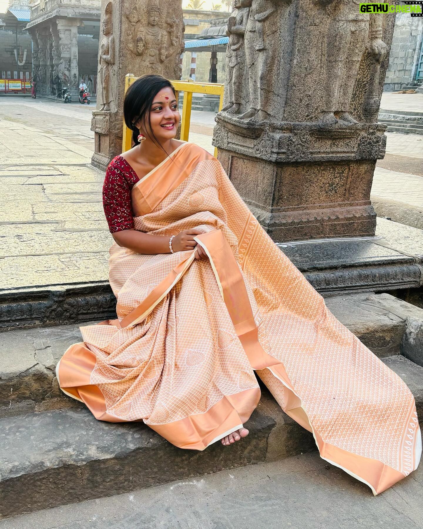 Gomathi Priya Instagram - #kanchipuram #devotional #positivevibes #temple #dayout #semisilksaree #traditional #trendyblouse #sunrise #kanchikamakshi #varadharaja_perumal #bekind #behappy #blessed #spreadlove Saree @kanchipuram_lakshaya_silks Blouse @rathidesign Earrings @kks_collections1