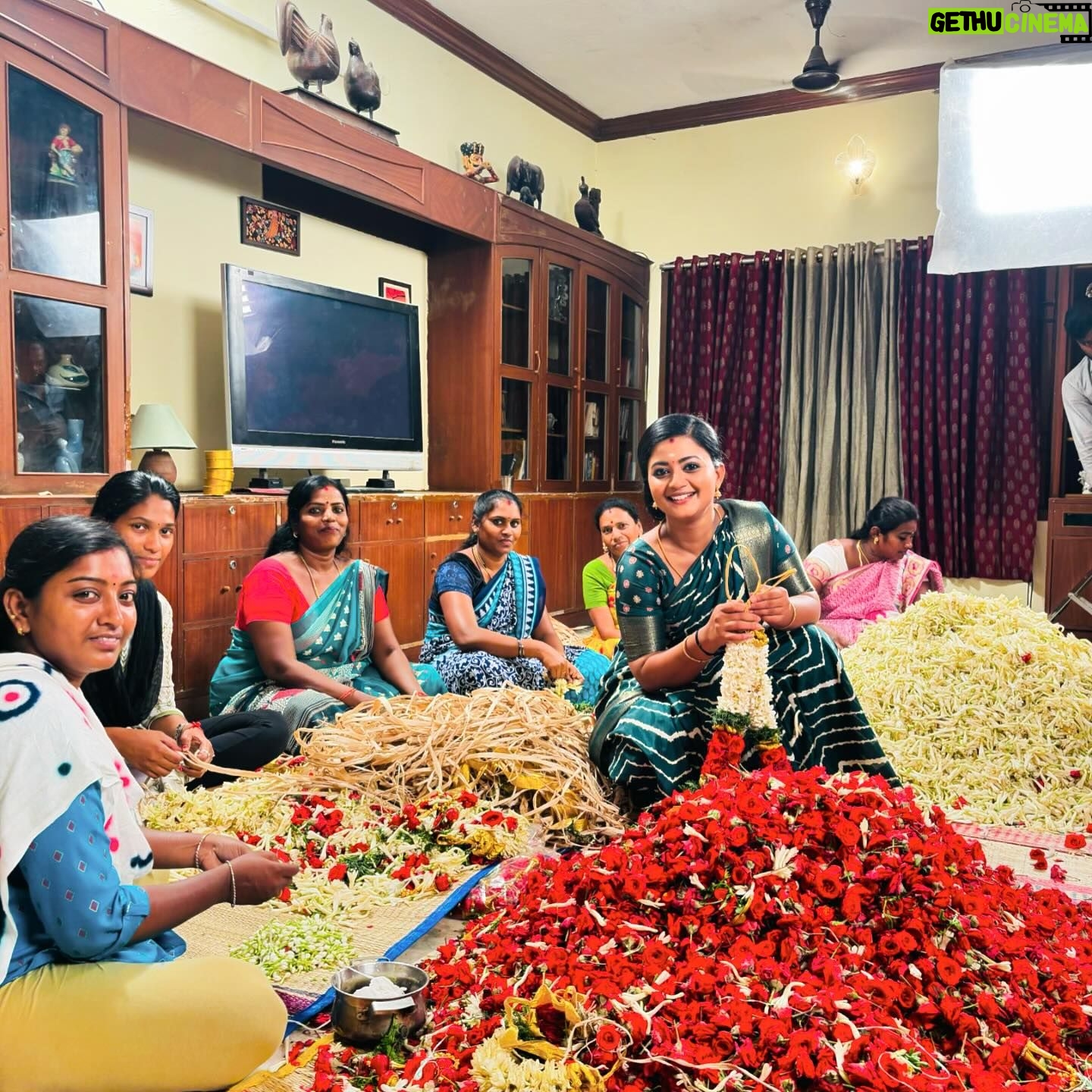 Gomathi Priya - 3 Likes - #pookari #meena #siragadikaaasai #vijaytelevison #vijaytv #vikatan #poo #malai #flowers #womeninbusiness #passion #actress #television #actress #shooting #blessed #behappy #bekind #bepositive #chennai #tamil #industry #saree #traditional #dreams Pic credits @as_comrade05