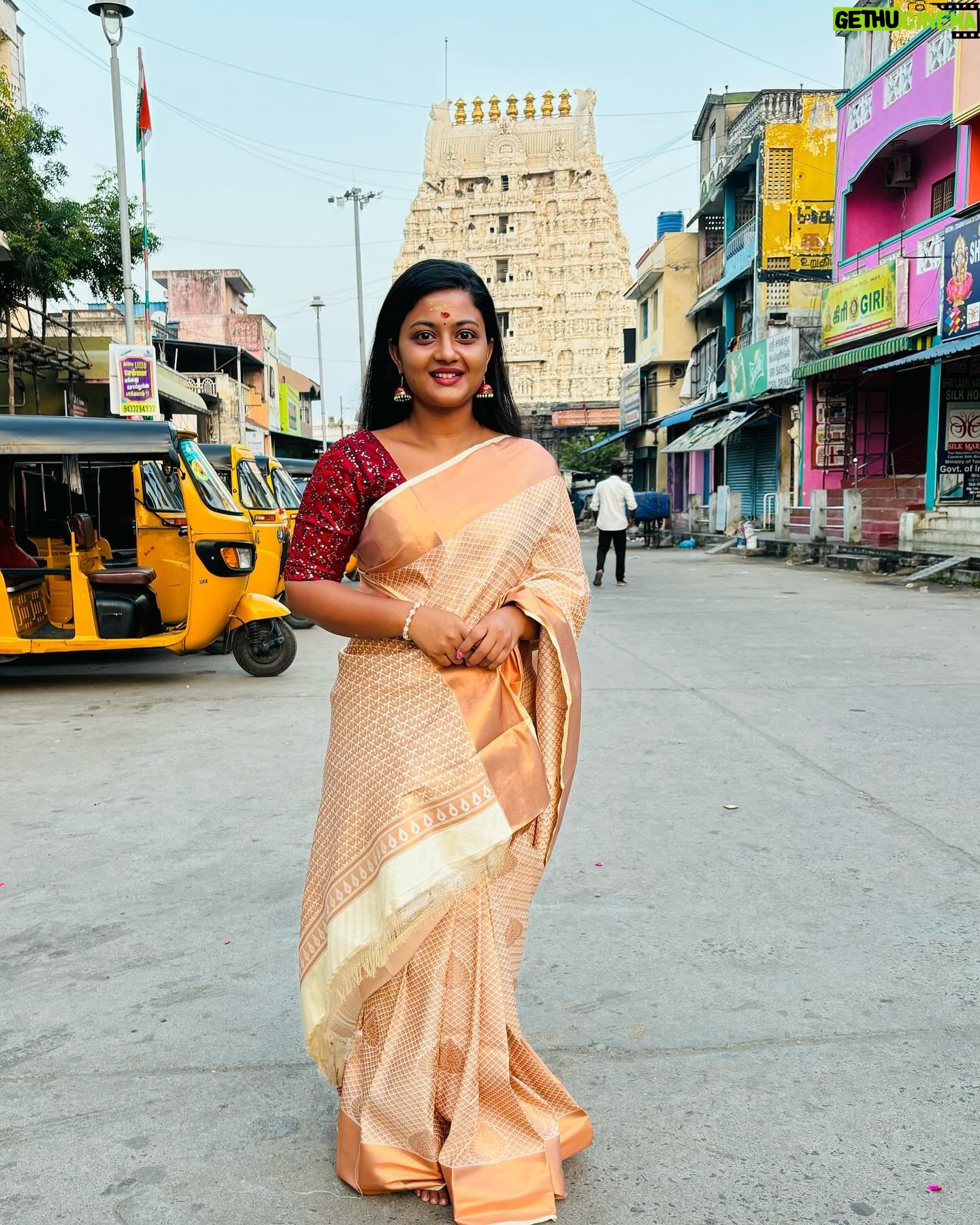 Gomathi Priya Instagram - #kanchipuram #devotional #positivevibes #temple #dayout #semisilksaree #traditional #trendyblouse #sunrise #kanchikamakshi #varadharaja_perumal #bekind #behappy #blessed #spreadlove Saree @kanchipuram_lakshaya_silks Blouse @rathidesign Earrings @kks_collections1
