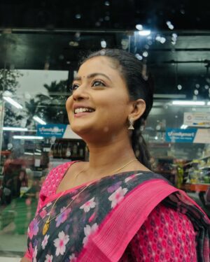 Gomathi Priya Instagram - depression isn’t always dark rooms & crying endlessly.
sometimes it’s getting up, going to work,smiling & laughing all day and then coming home to sit quietly doing little to nothing until it’s time to go to bed.  Pictures @medha.pallavi  #gomathipriya #priyabalakumaran #priyabalakumaran_gp #gp #nothingbutpriya #healing #bestrong #behappy #bekind #blessed