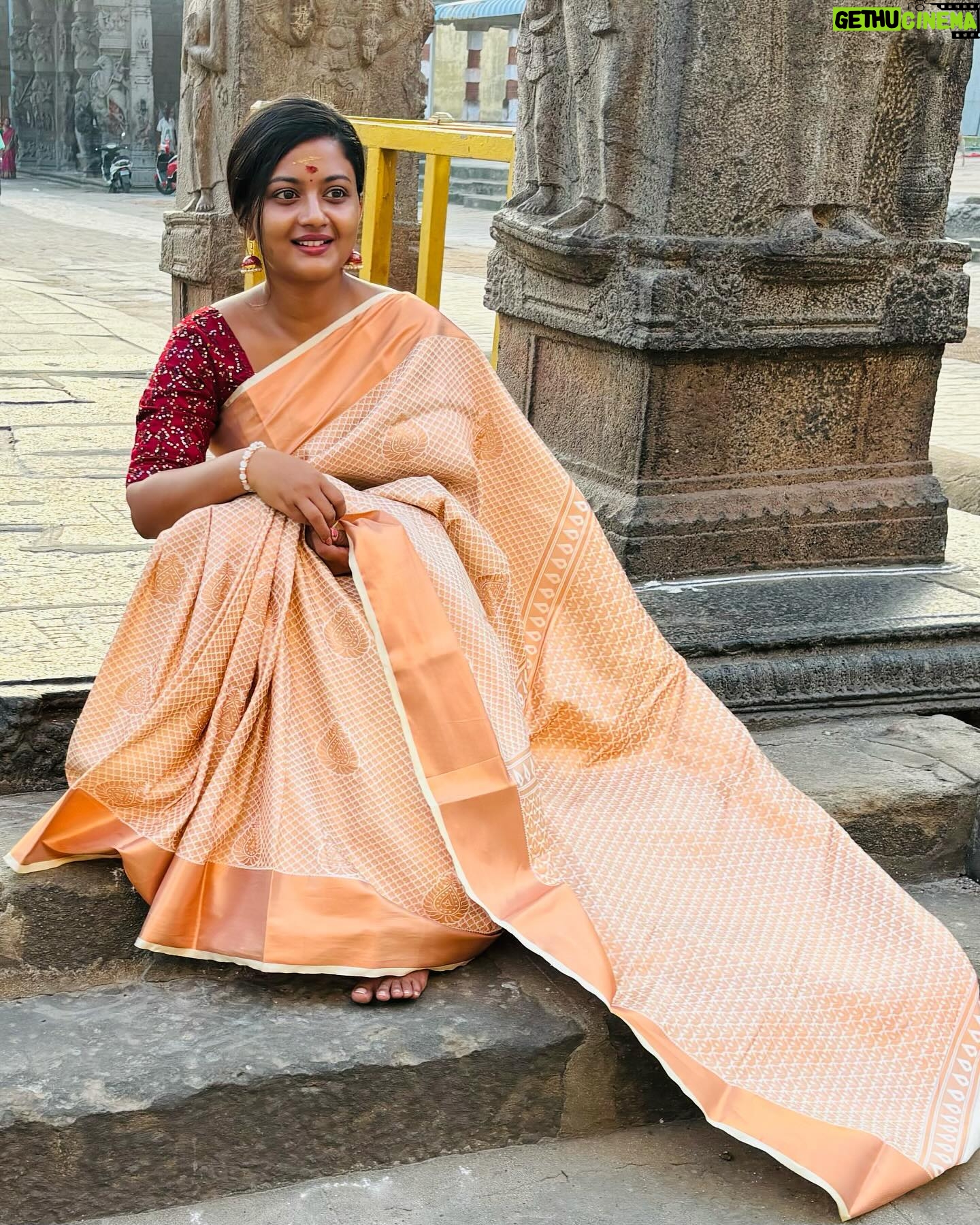 Gomathi Priya Instagram - #kanchipuram #devotional #positivevibes #temple #dayout #semisilksaree #traditional #trendyblouse #sunrise #kanchikamakshi #varadharaja_perumal #bekind #behappy #blessed #spreadlove Saree @kanchipuram_lakshaya_silks Blouse @rathidesign Earrings @kks_collections1