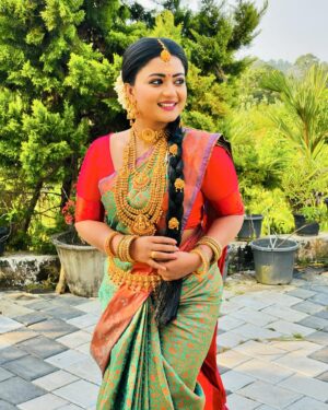Gomathi Priya Instagram - Revathy kalyana look #revathy #chempaneerpoovu #asianet #television #malayalam #marriagelook #bride #keralabride #moogurthamlook #saree #traditional #ponnu #kutty #chechi #thiruvanthapuram #makeover #kalayanam #blessed #behappy #bekind #spreadlove #spreadpositivevibes #gomathipriya #priyabalakumaran #priyabalakumaran_gp #gp #nothingbutpriya