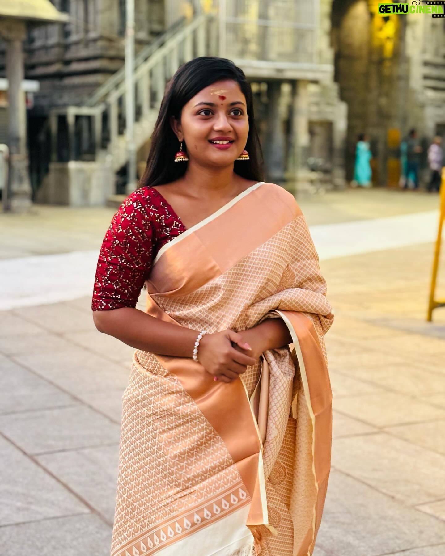 Gomathi Priya Instagram - #kanchipuram #devotional #positivevibes #temple #dayout #semisilksaree #traditional #trendyblouse #sunrise #kanchikamakshi #varadharaja_perumal #bekind #behappy #blessed #spreadlove Saree @kanchipuram_lakshaya_silks Blouse @rathidesign Earrings @kks_collections1