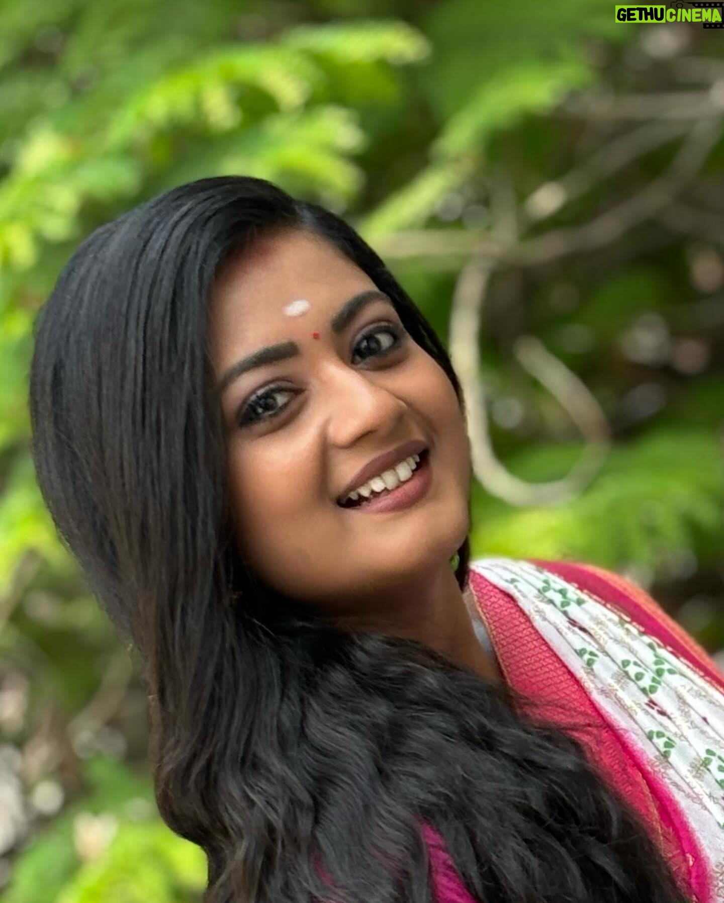 Gomathi Priya - 3 Likes - Saree @jpjs_fashion Behind every strong woman is a story that gave her no choice #strongwomen #gomathipriya #priyabalakumaran #priyabalakumaran_gp #gp #nothingbutpriya #meena #siragadikkaaasai #vijaytelevision #viktan #sareelove #traditional #behappy #blessed #spreadlove #bepositive #naturelove #sunkissed