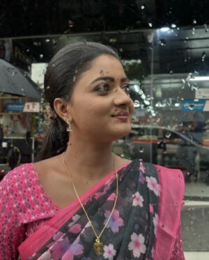 Gomathi Priya Instagram - depression isn’t always dark rooms & crying endlessly.
sometimes it’s getting up, going to work,smiling & laughing all day and then coming home to sit quietly doing little to nothing until it’s time to go to bed.  Pictures @medha.pallavi  #gomathipriya #priyabalakumaran #priyabalakumaran_gp #gp #nothingbutpriya #healing #bestrong #behappy #bekind #blessed