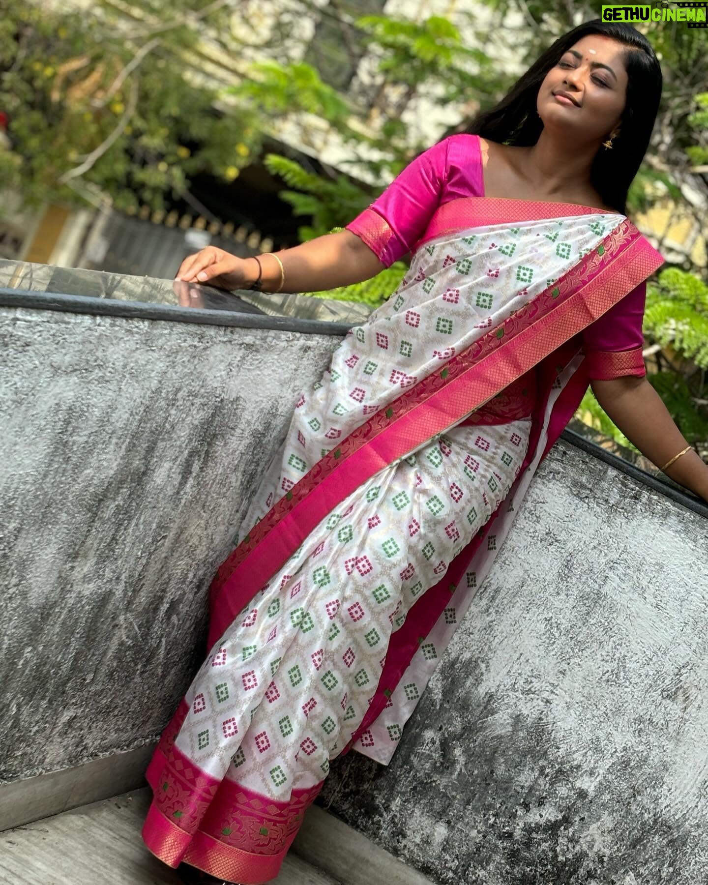 Gomathi Priya - 3 Likes - Saree @jpjs_fashion Behind every strong woman is a story that gave her no choice #strongwomen #gomathipriya #priyabalakumaran #priyabalakumaran_gp #gp #nothingbutpriya #meena #siragadikkaaasai #vijaytelevision #viktan #sareelove #traditional #behappy #blessed #spreadlove #bepositive #naturelove #sunkissed