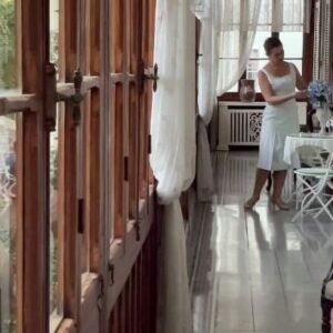 Gonca Cilasun Instagram - "Tempus fugit" latince "zaman uçar" demekmiş ve eskiden insanlara geçen zamanın geri gelmeyeceğini hatırlatmak amacıyla bazı saatlerin üzerine yazılırmış.
Yaşamayı ertelemeyin, zaman uçup gidiyor.