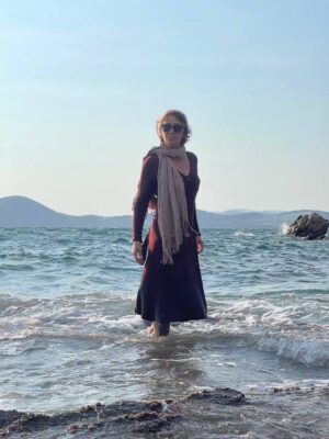 Gonca Cilasun Instagram - .
Gün doğmadan,
Deniz daha bembeyazken çıkacaksın yola.
Kürekleri tutmanın şehveti avuçlarında,
İçinde bir iş görmenin saadeti,
Gideceksin;
Gideceksin ırıpların çalkantısında.
Balıklar çıkacak yoluna, karşıcı;
Sevineceksin.
Ağları silkeledikçe
Deniz gelecek eline pul pul;
Ruhları sustuğu vakit martıların,
Kayalıklardaki mezarlarında,
Birden,
Bir kıyamettir kopacak ufuklarda.
Denizkızları mı dersin, kuşlar mı dersin;
Bayramlar seyranlar mı dersin, şenlikler cümbüşler mi?
Gelin alayları, teller, duvaklar, donanmalar mı?
Heeeey!
Ne duruyorsun be, at kendini denize;
Geride bekliyenin varmış, aldırma;
Görmüyor musun, her yanda hürriyet;
Yelken ol, kürek ol, dümen ol, balık ol, su ol;
Git gidebildiğin yere.
Orhan Veli

#artıkyenişeylersöylemeklazım
#güldegüzelleş
#deniz
#sea