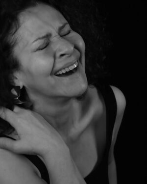 Gonca Cilasun Instagram - .
Ne içindeyim zamanın,
Ne de büsbütün dışında;
Yekpare, geniş bir anın
Parçalanmaz akışında.
Bir garip rüya rengiyle
Uyuşmuş gibi her şekil,
Rüzgarda uçan tüy bile
Benim kadar hafif değil.
Başım sükutu öğüten
Uçsuz bucaksız değirmen;
İçim muradına ermiş
Abasız, postsuz bir derviş.
Kökü bende bir sarmaşık
Olmuş dünya sezmekteyim,
Mavi, masmavi bir ışık
Ortasında yüzmekteyim
A. H. Tanpınar
🕰️