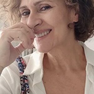 Gonca Cilasun Instagram - İnsan çevresindeki herşey ile örtünür, kültür, cinsiyet, önyargılar, korkular, sevinçler bunların hepsini çıkartması kendi olması için çok şeyi üstünden atması gerekir.