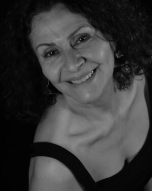 Gonca Cilasun Instagram - .
Ne içindeyim zamanın,
Ne de büsbütün dışında;
Yekpare, geniş bir anın
Parçalanmaz akışında.
Bir garip rüya rengiyle
Uyuşmuş gibi her şekil,
Rüzgarda uçan tüy bile
Benim kadar hafif değil.
Başım sükutu öğüten
Uçsuz bucaksız değirmen;
İçim muradına ermiş
Abasız, postsuz bir derviş.
Kökü bende bir sarmaşık
Olmuş dünya sezmekteyim,
Mavi, masmavi bir ışık
Ortasında yüzmekteyim
A. H. Tanpınar
🕰️