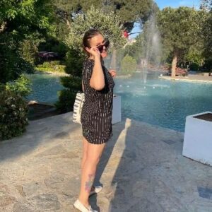 Gonca Cilasun Instagram - 2023 böyle geçti
"Kafa dediğin eskir, ihtiyarlar, ölür bile insan ölmeden" dedi. Sonra kalbini gösterdi "Eskimeyen, eksilmeyen şey buradadır."
Alemdağda var bir yılan
Sait Faik
