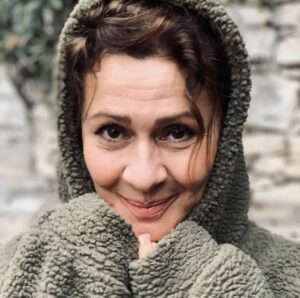Gonca Cilasun Instagram - 🤍
Sen tutar kendini incecik sevdirirdin
bir umuttun bir misillemeydin yalnızlığa
şanssızım diyemem kendi payıma
hain bir aşk bu kökü dışarda
olur böyle şeyler ara sıra
olur ara sıra

Cemal Süreyya