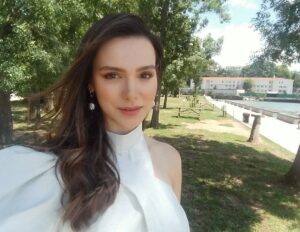 Gonca Sarıyıldız Instagram - Selam 😊 Yeni bölüme 4 saat kaldı. Bu akşamki etiketimiz #hepyanındayım. 20.00'de @startv 'dayız 🍭 #BenimTatlıYalanım @tatliyalanim