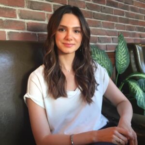 Gonca Sarıyıldız Instagram - Selam! Bu akşam yeni günümüzde bizi seyreder misiniz? @tatliyalanim saat 20.00de @startv da! 
Bölüm etiketimiz #yıllarsonra #benimtatlıyalanım